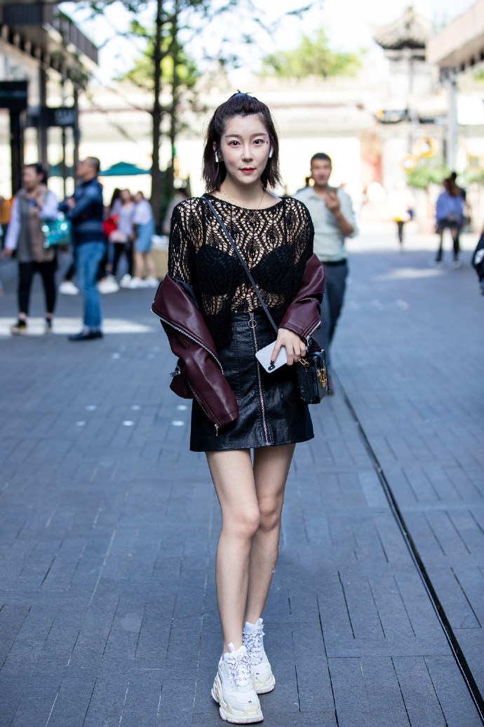 街拍:新潮时尚的穿搭,展示出自信的美!