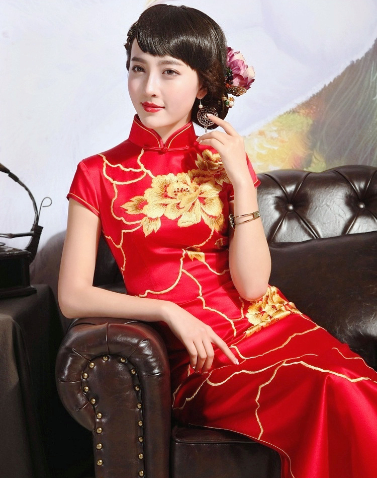 一个有着古韵中国红旗袍丽人