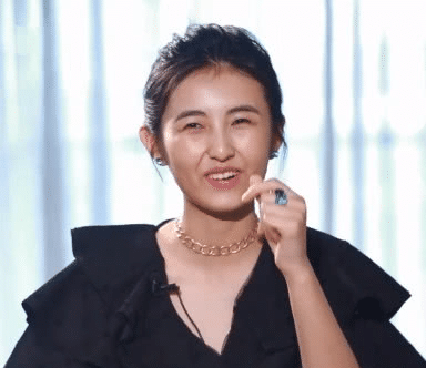 记者使坏问:合作男星谁最丑?张子枫下意识说3个字,全网炸锅了