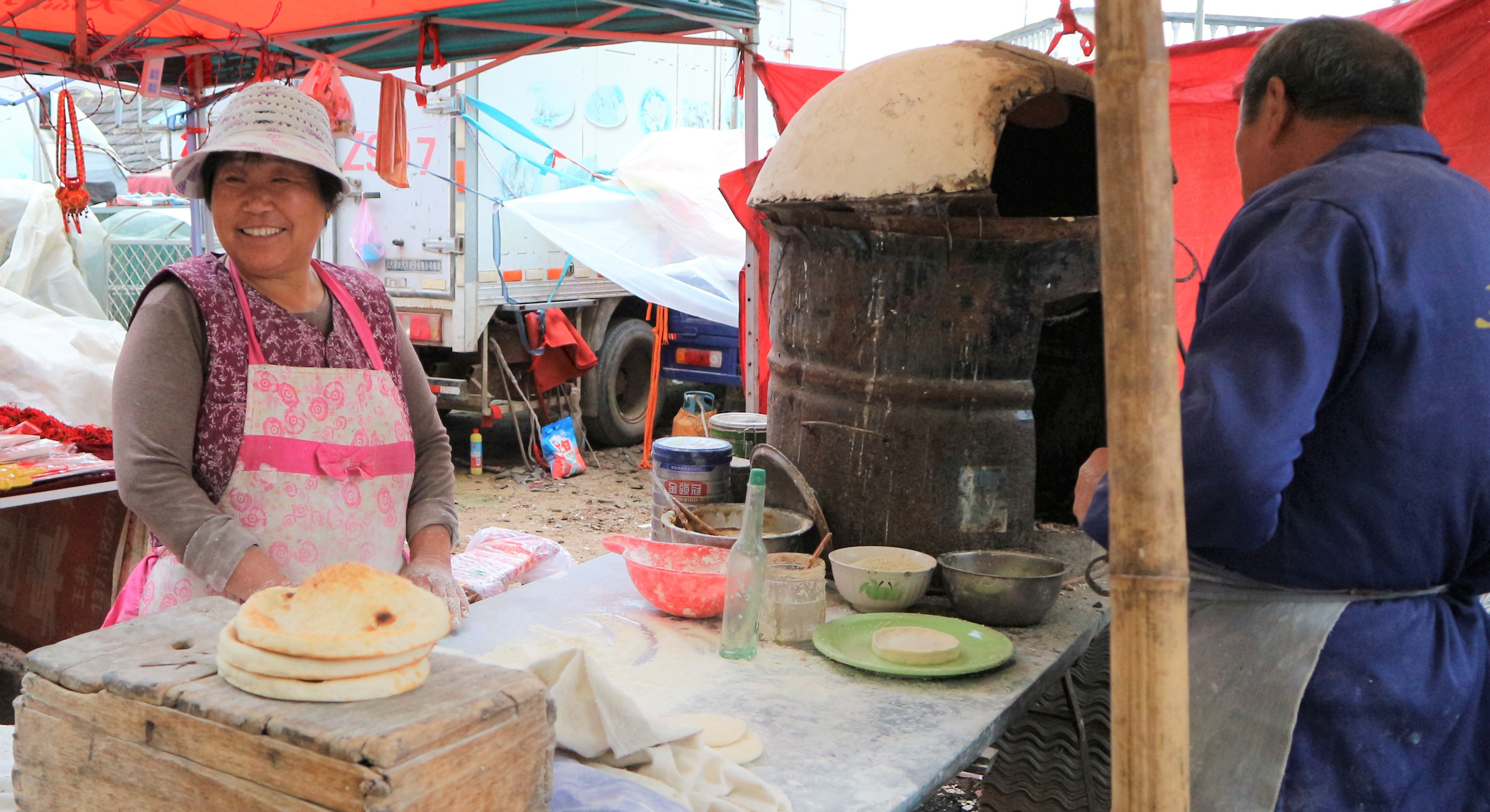 农村男子卖烧饼,日销300个,月赚10000元