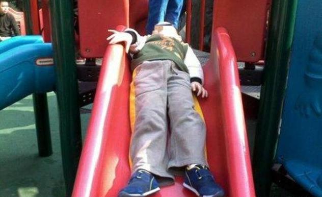 孩子穿帽衫滑滑梯,抽绳被挂住险些"窒息",家长挑衣服要慎重