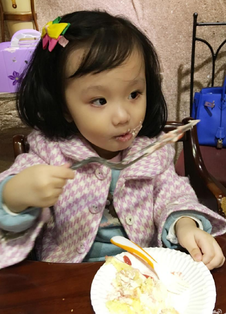 洪欣小女儿 五官精致,大眼很有灵气,网友:张丹峰基因太强大!
