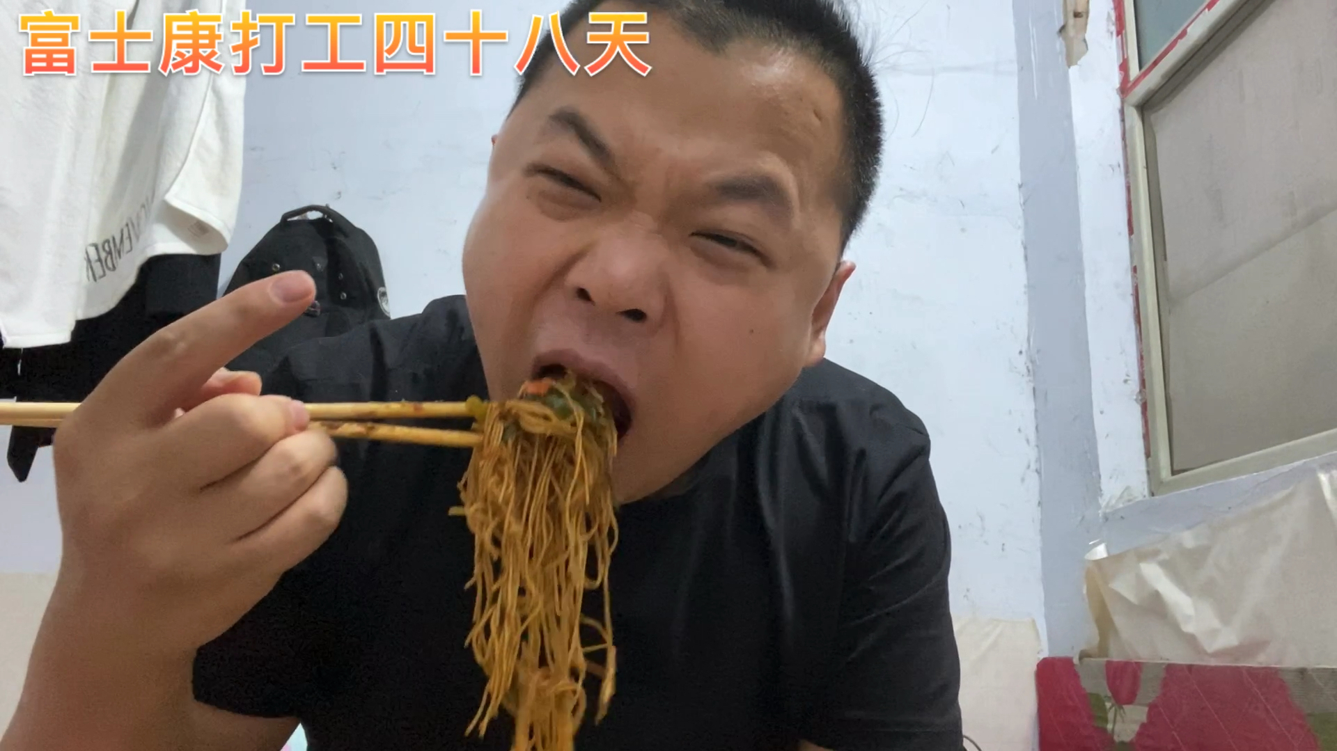 富士康小伙用5块的挂面,自制老家版卤面,再配上一瓣蒜,太香了