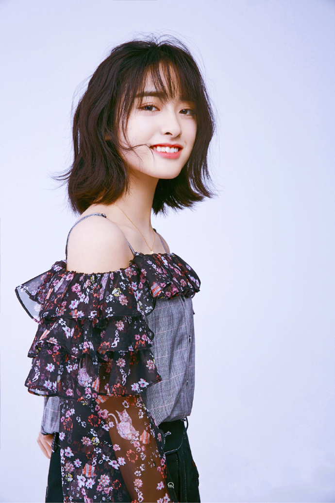 清新可爱的沈月,那一双会说话的眼睛,仿佛邻家女孩