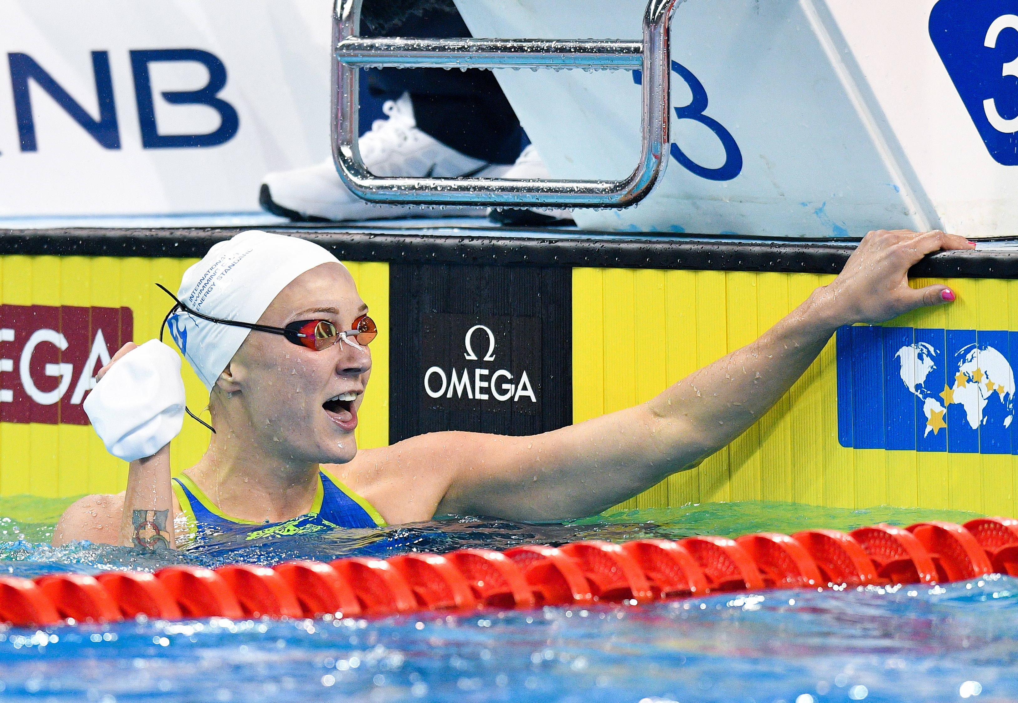 游泳——世界杯卡塔尔站:舍斯特伦女子100米自由泳夺冠(3)