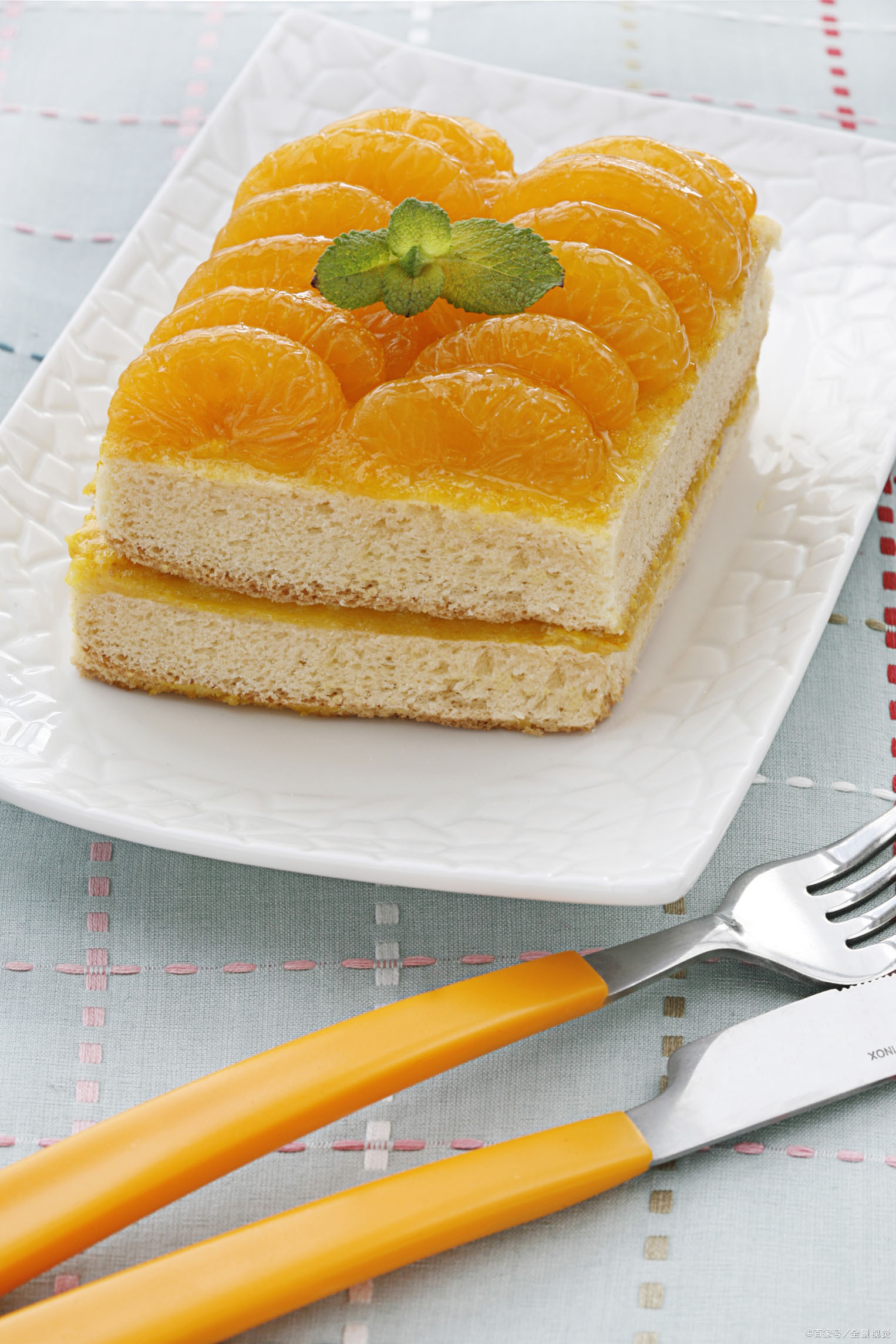 蜜桔蛋糕卷,蛋糕采用戚风蛋糕做法,保持蛋糕湿润绵软的口感.