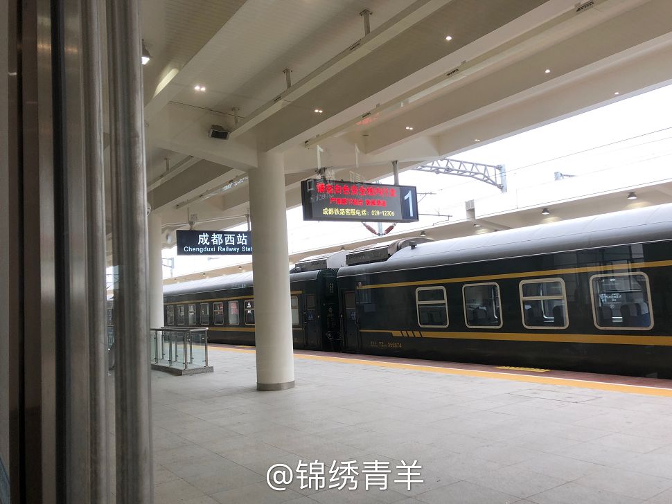 火车在修建完善的站台里安静的等待着旅客的到来.