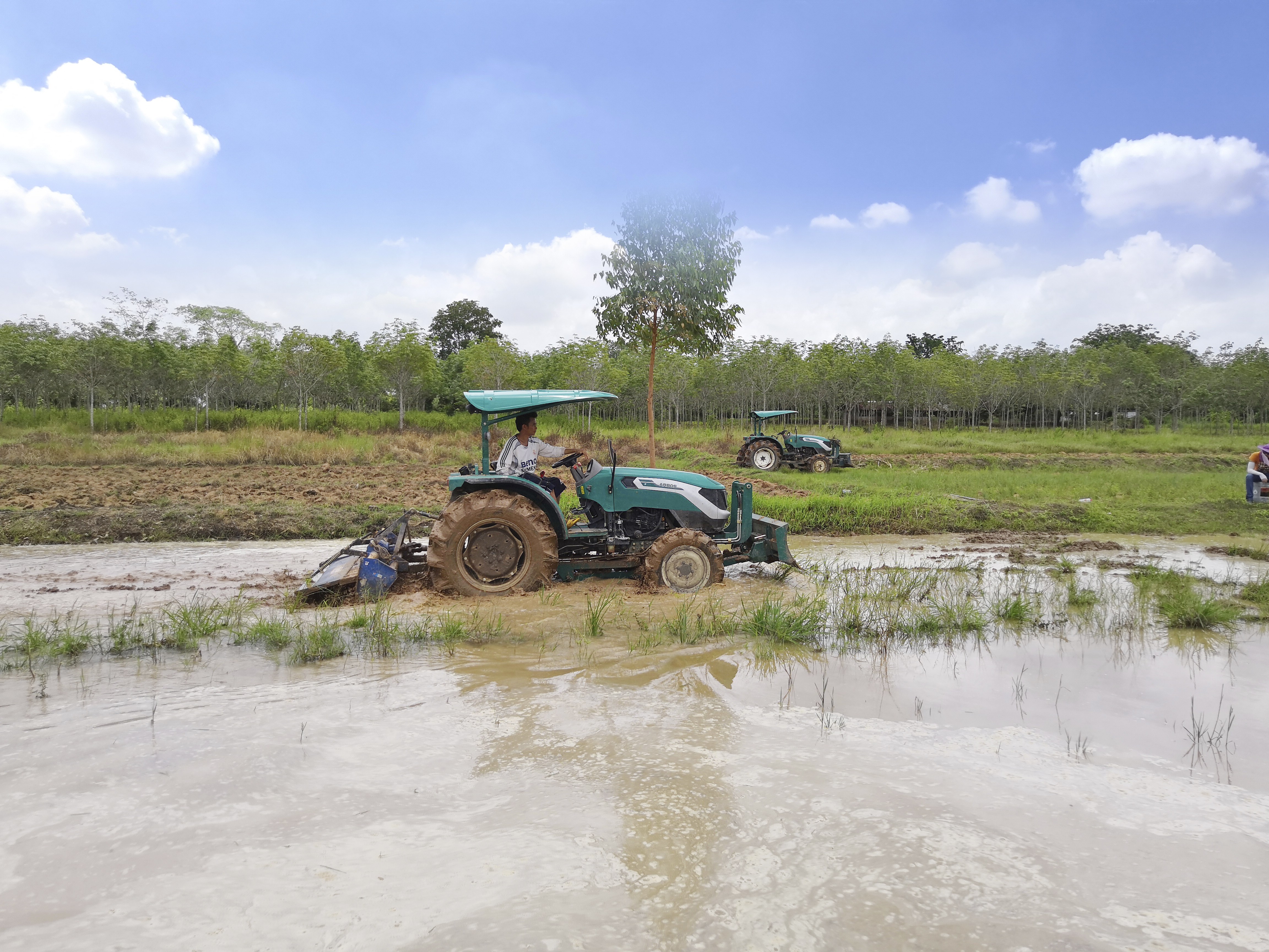 雷沃水田拖拉机亮相伊朗马什哈德农机展