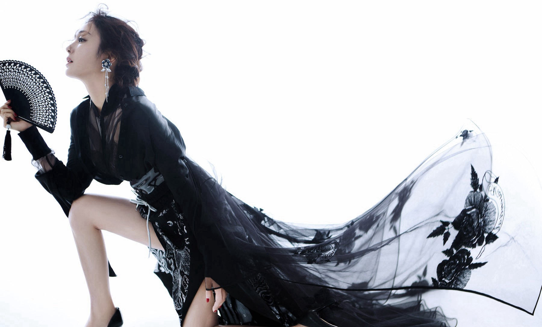 秦岚写真照片,冷冽妆容一丝不苟,独特而自信的美,令人愉悦神采