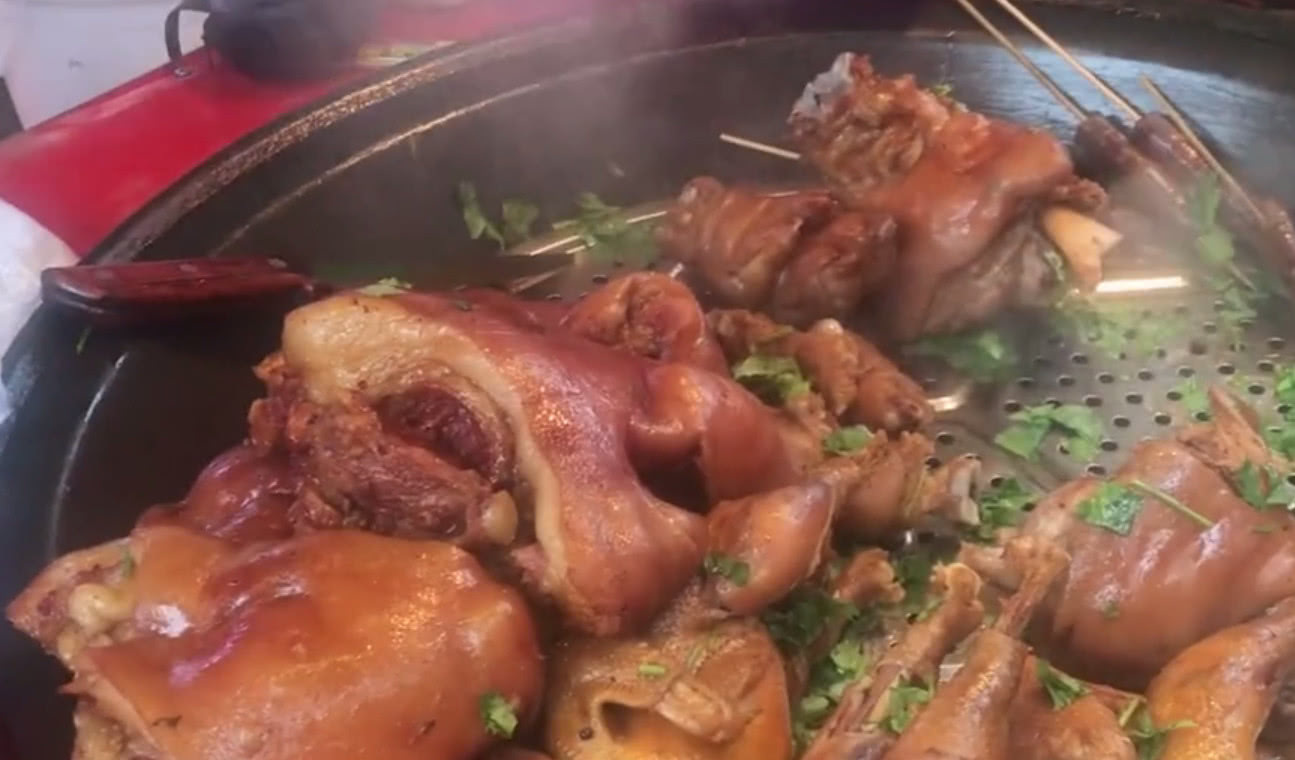 大姐摆摊卖"卤肉",满满4大锅听着有点多,3小时卖光味道好极了