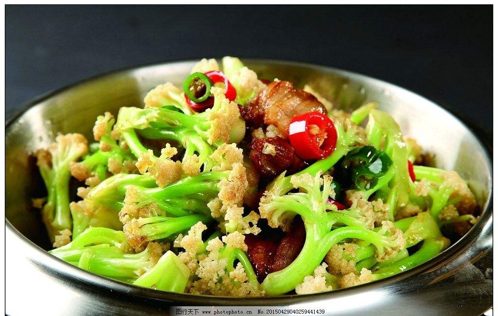 7.最后加入青蒜苗翻炒至青蒜将变色即可盛出,倒入有酒精块的锅仔