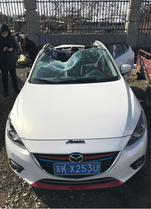 马自达3被宝马3系追尾,车顶直接被撞飞,变敞篷车,车主一脸懵逼