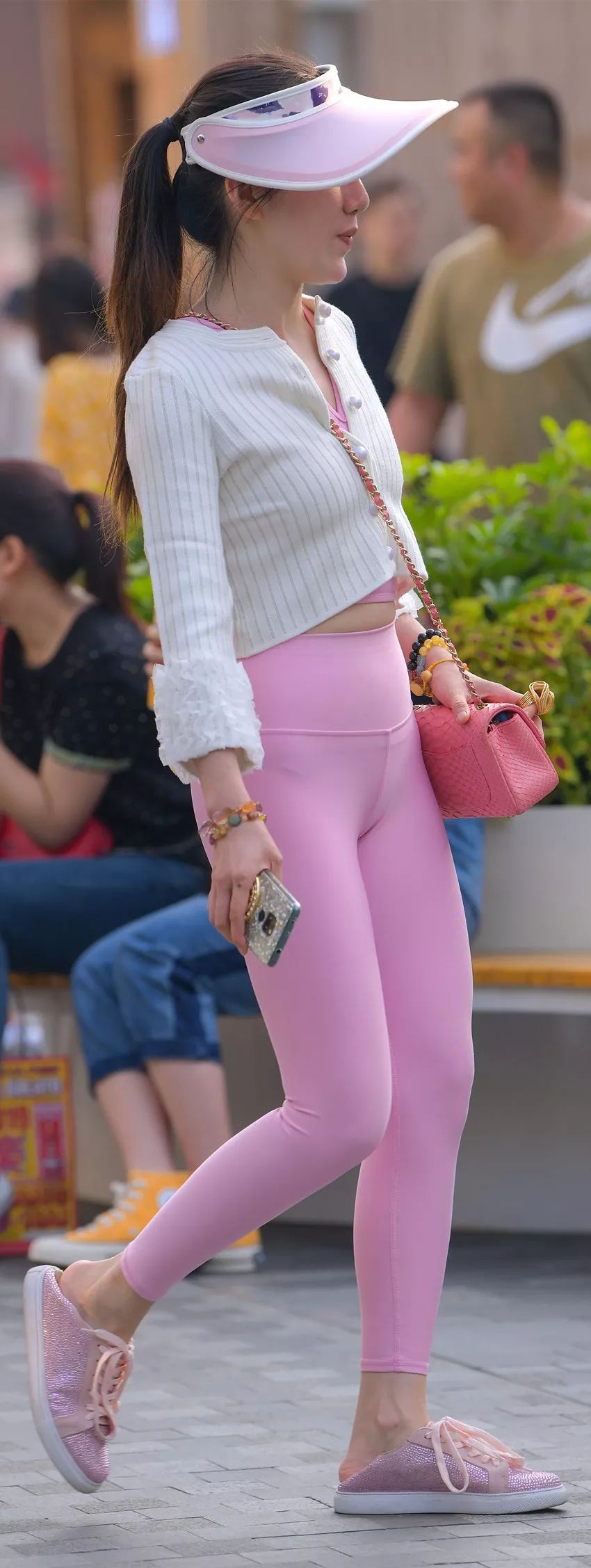 粉色紧身裤挺翘时尚气质漂亮女郎