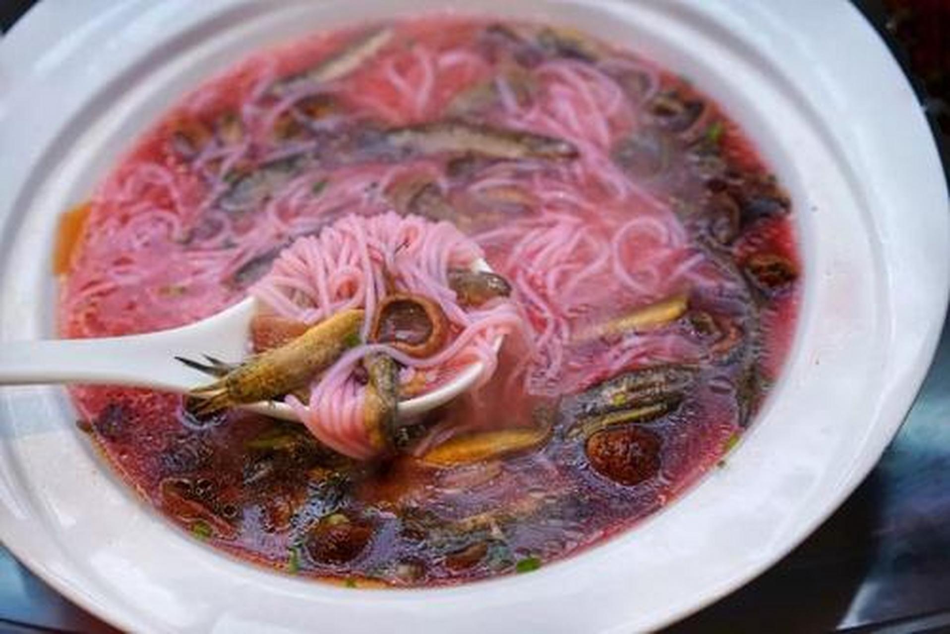 泥鳅粉,是三明的一道特色小吃,以泥鳅煮粉干制成,味道鲜美,营养丰富