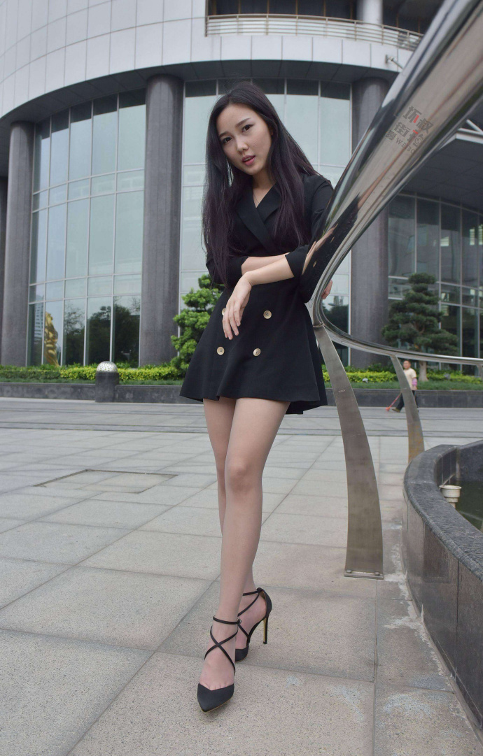 街拍:丰满的少妇,一袭火红色的短裙,背部镂空更是性感美艳