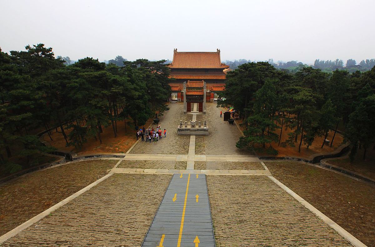 直击乾隆陵墓:弘历亲自挑选的风水宝地,同穴陪葬有五个女人