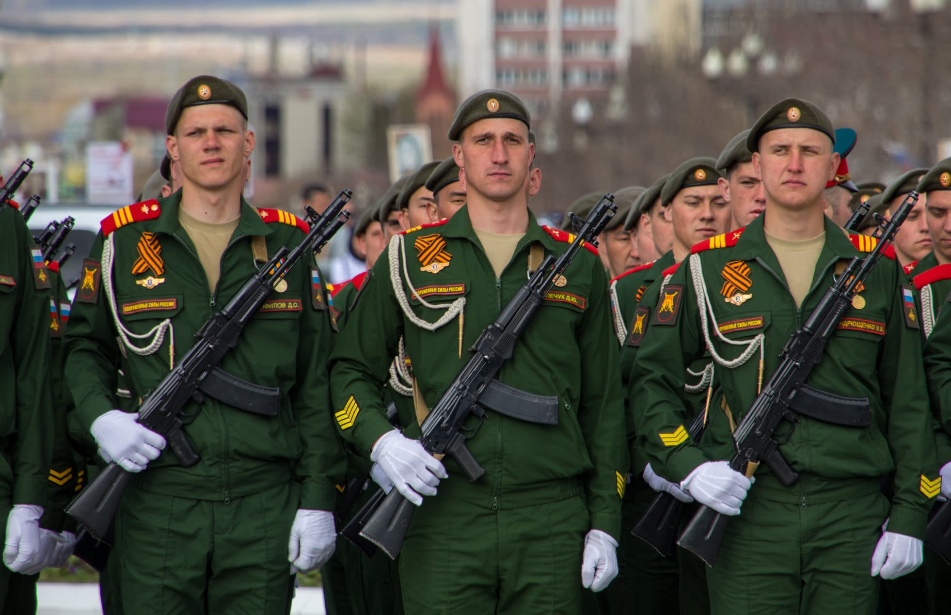 俄罗斯远东城市胜利日活动实拍,小朋友身穿旧军装纪念先辈