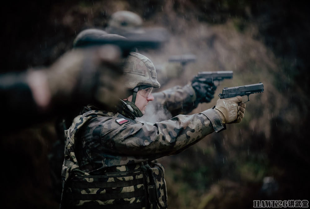 波兰军队战术射击训练 配备新型步枪手枪 摸索全军换装培训经验
