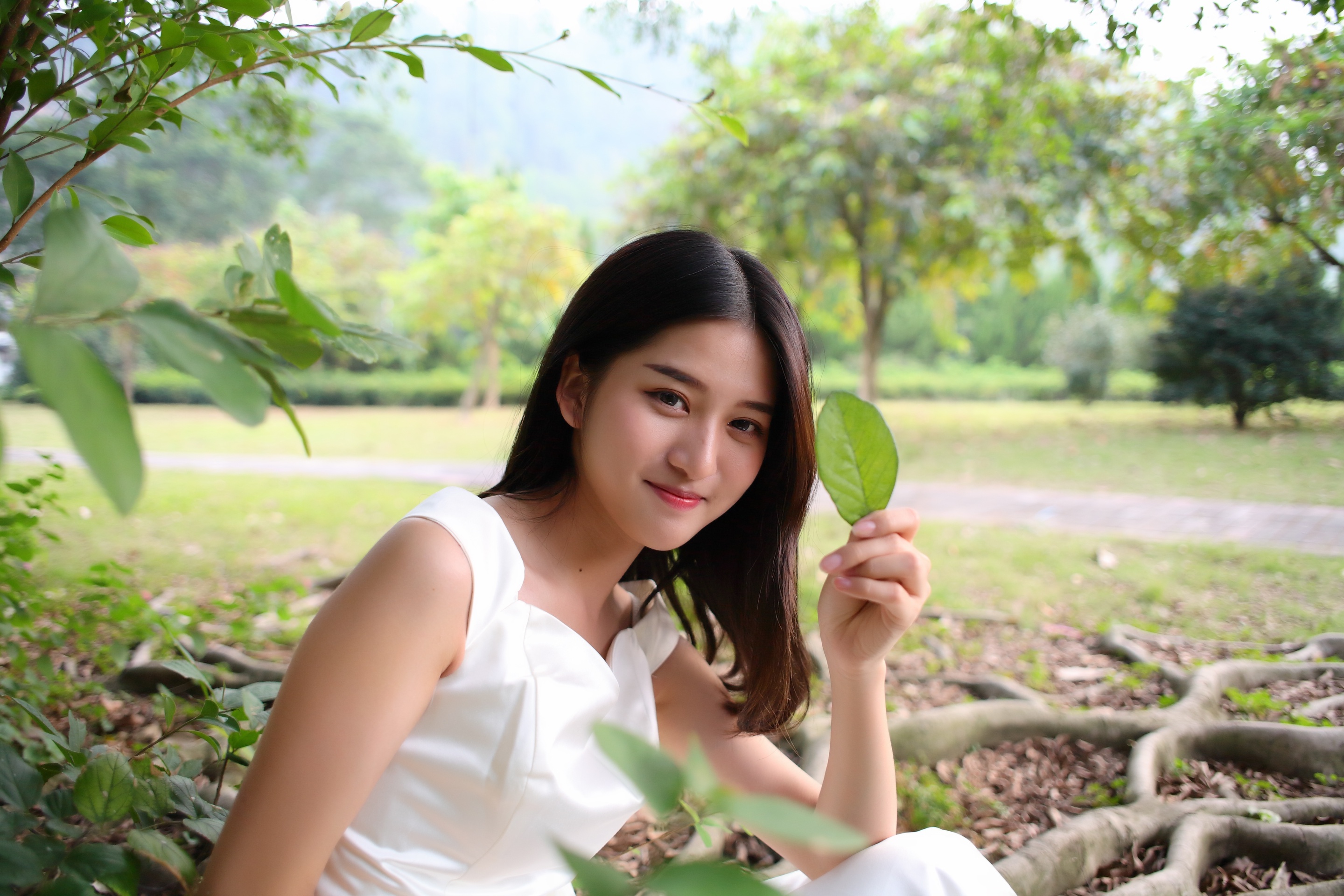 人像摄影 白色裙子美女配上甜甜的笑容 转载自百家号作者:情感观察者