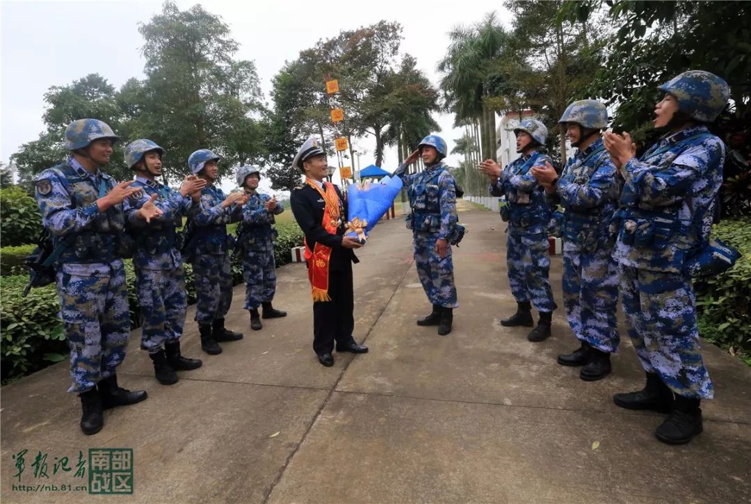 这位海军陆战队老班长胸前挂满奖章!