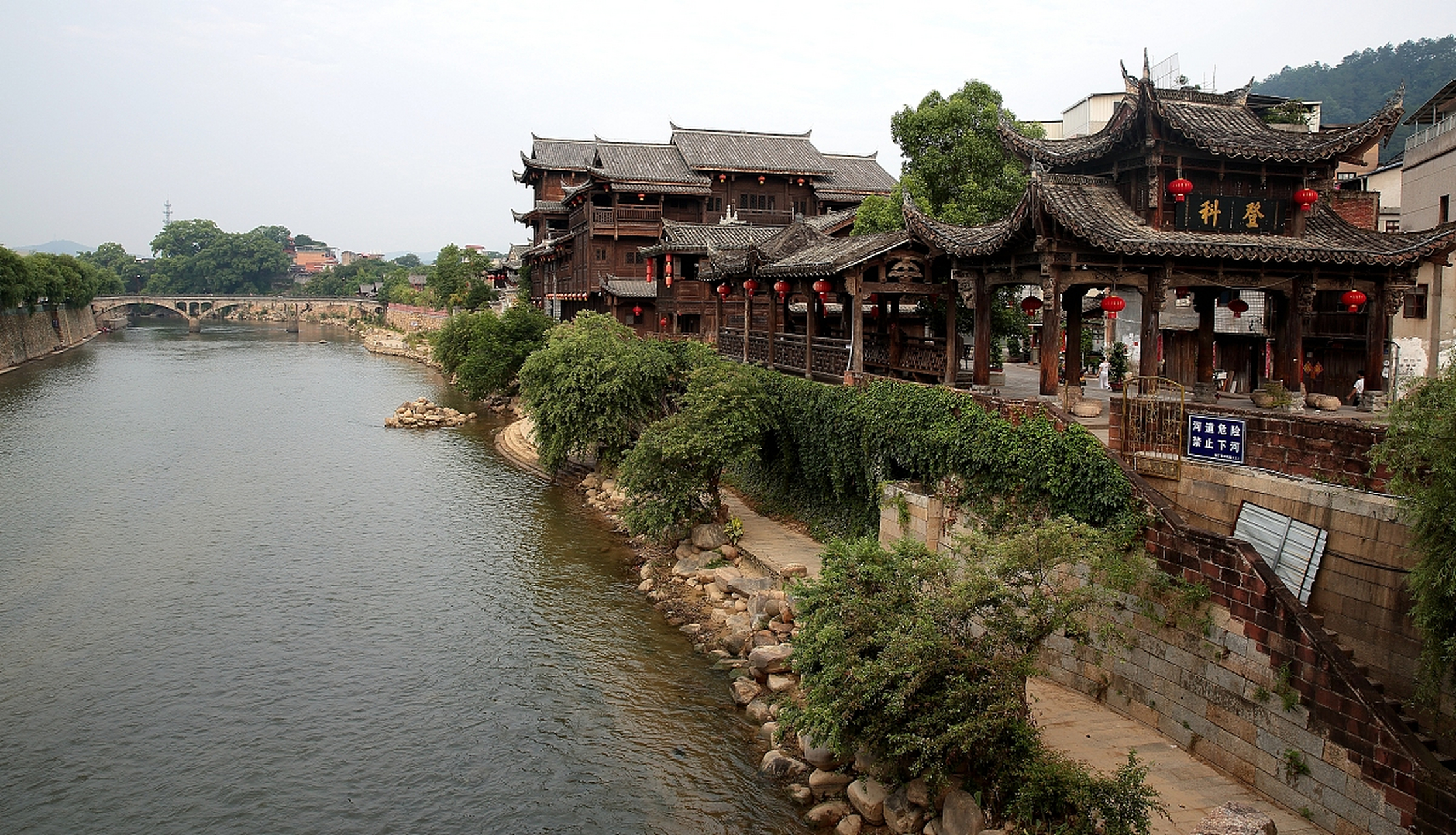 福建十大古镇旅游景点包括崇武古城,镇海楼,永定土楼,培田古村落,南靖