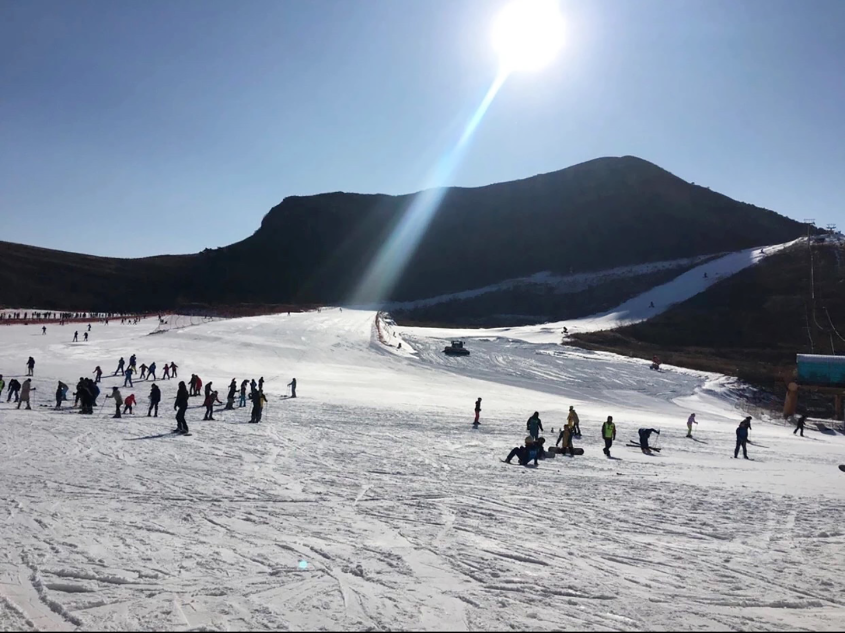 如果你是一名滑雪愛學者,建議你不妨考慮一下玉龍滑雪場,場地大,足夠