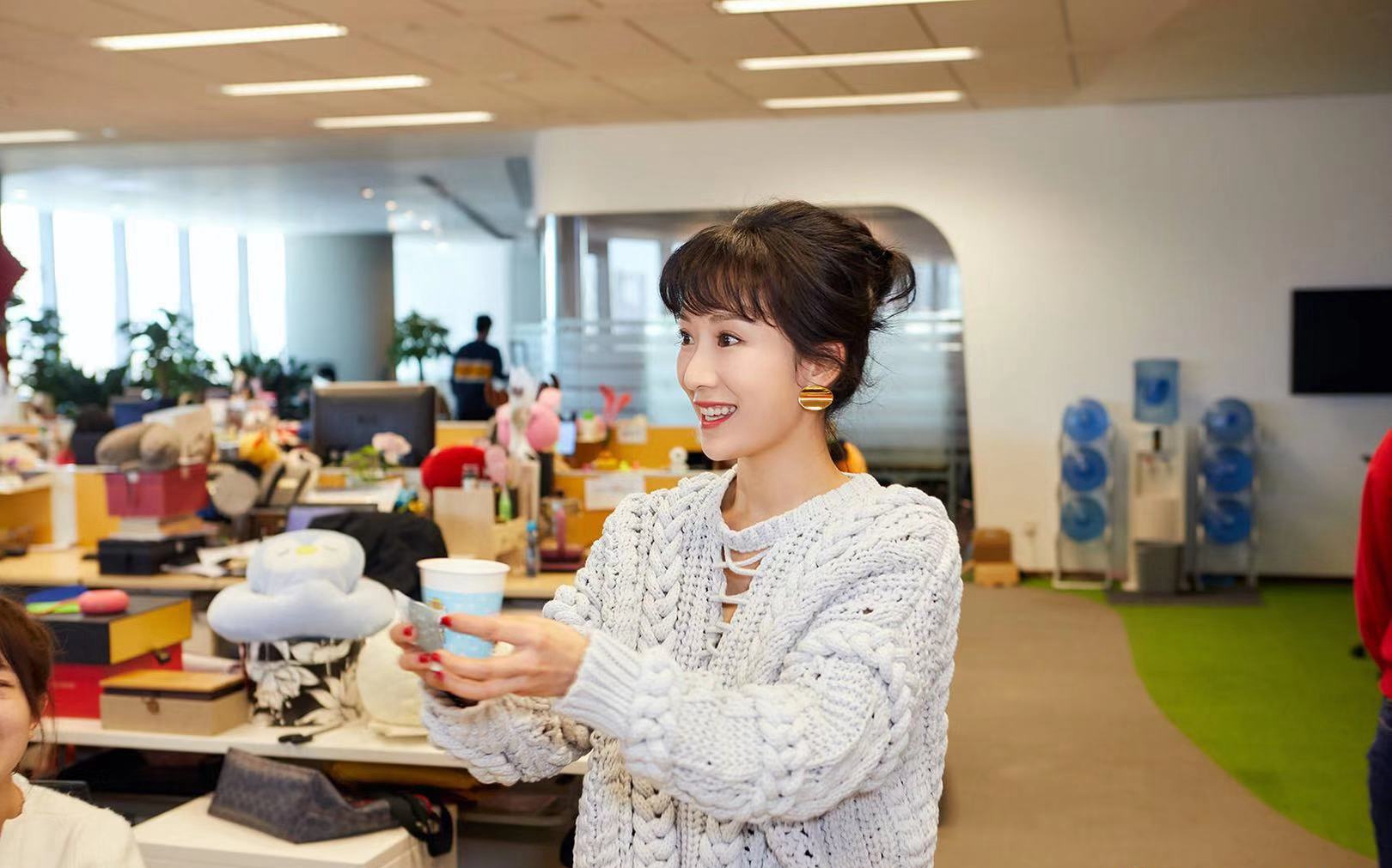 李念终于换回长发,扎丸子头清纯又甜美,仿佛看见当年的"海藻"