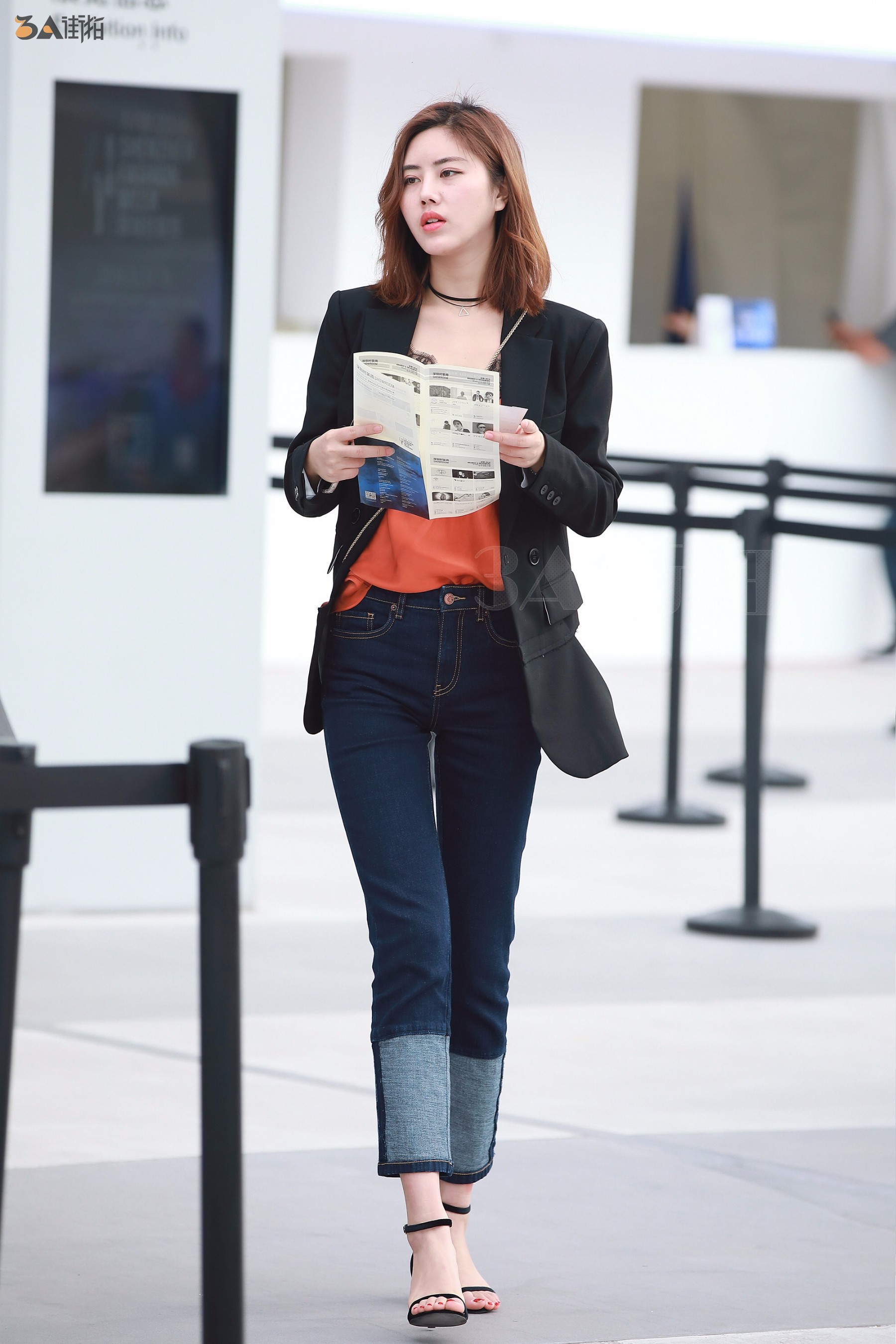 街拍:轻熟女穿雪纺上衣配包臀裙,优雅性感,尽显成熟女人的韵味