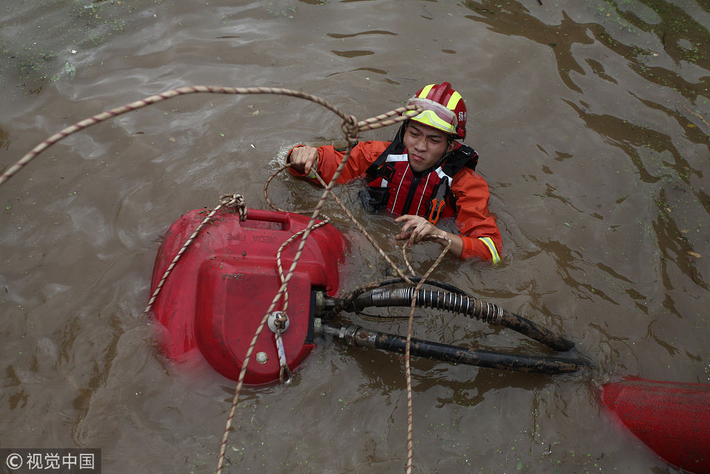 消防官兵在山东寿光加紧抢险排涝 日夜兼程奋战在抗洪一线