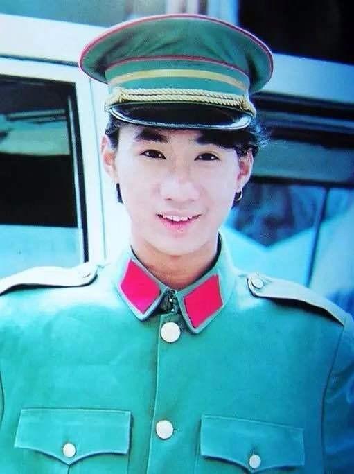 珍藏黄家驹身着军装老照片!