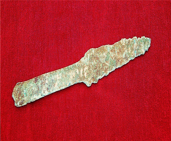 当时的渔民已经懂得用三尖叉去捕鱼,这在当时来说算是比较先进了.