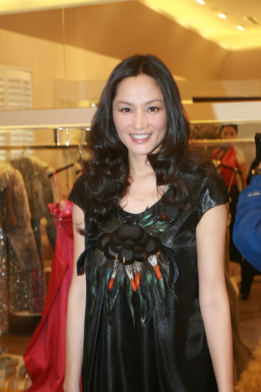 瞿颖,在时尚舞台上的耀眼光芒  最近,一场备受瞩目的时尚秀引起了媒体