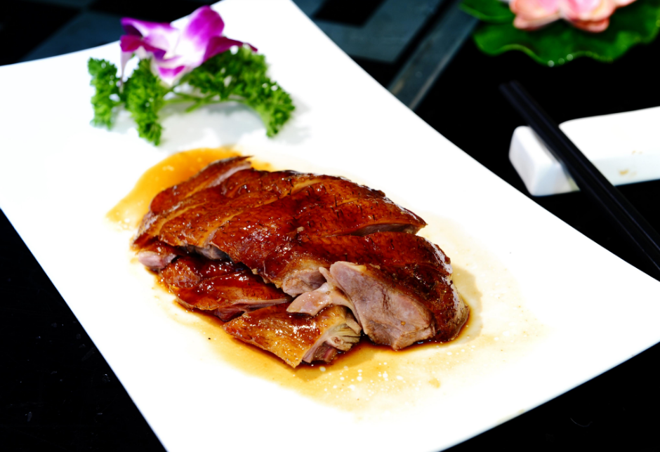 烧鹅是一道传统菜,色泽金红,鹅体饱满,且腹含卤汁,滋味醇厚!