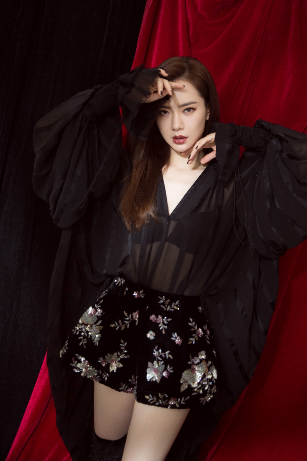 柳眉星眼,皓齿明眸——戚薇