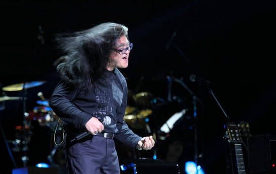 为何刘欢独爱马尾辫?当他散开头发后,网友直呼:还是扎起来吧!