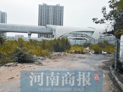 郑州龙泊圣地小区北大门为建地铁站拆了,如今要在这建住宅?