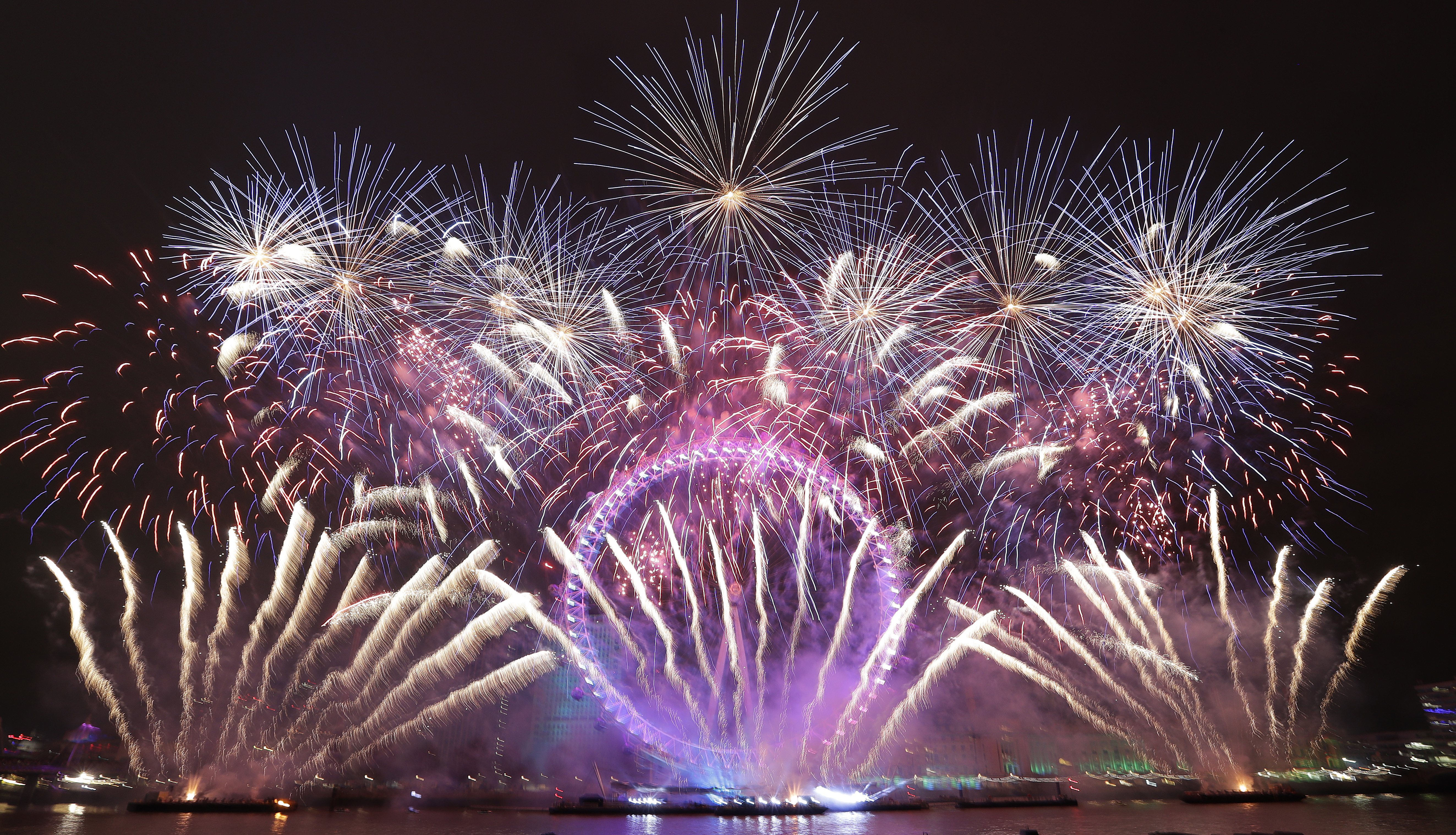 烟花飞舞迎新年图片