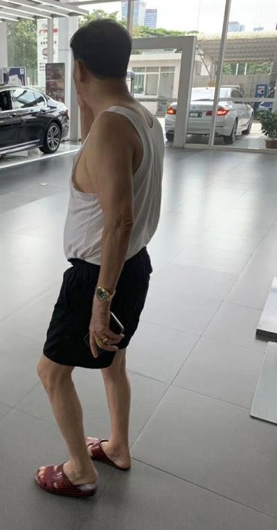 广东佛山阿伯,穿背心拖鞋五分裤买豪车,网友:这才是向往的生活