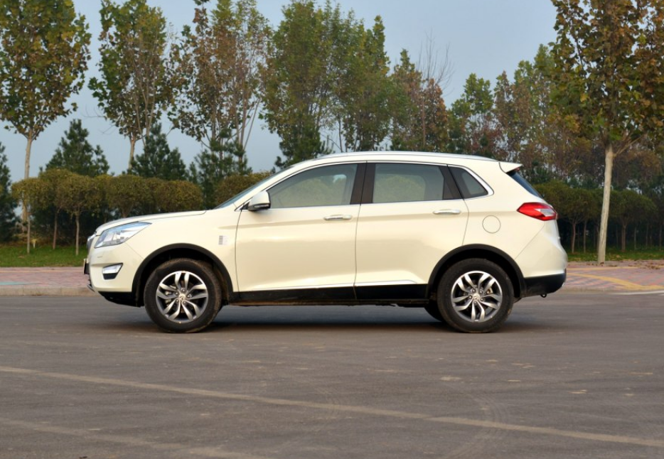 北汽威旺s50手动欢动尊贵型,整体设计神秘,驾驶乐趣更胜一筹