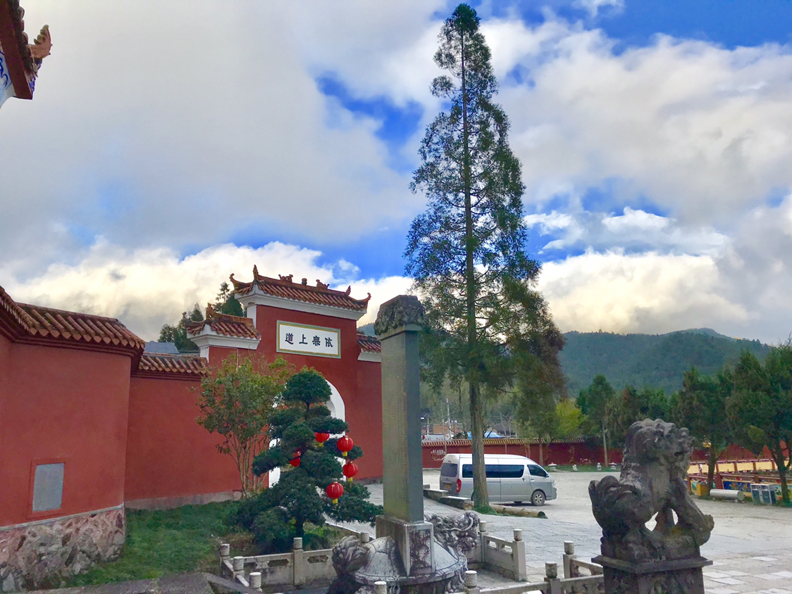 你知道雪峰崇圣禅寺的两小山门上的八字吗,入不二门,依无上道