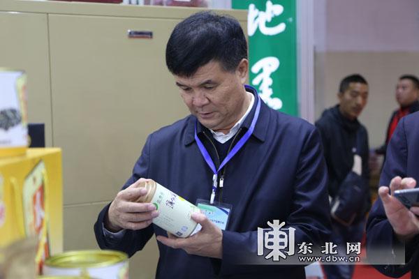 韩启彬市长观看海伦蒲公英茶介绍.东北网记者 陈显春 摄