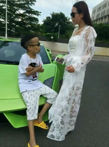 靠被骂而出名的陈山,丑出天际,身边美女成群,座驾百万豪车!