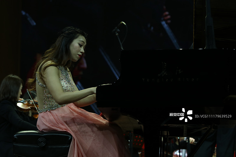 美女钢琴家潘林子演奏《黄河大合唱》带来视听盛宴获琴童争合影