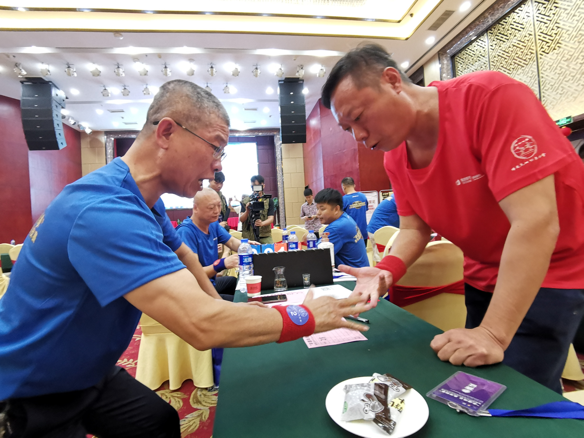 80人激战!杨超雄获得"拳王"称号,昨天泉州这场划拳赛真地道