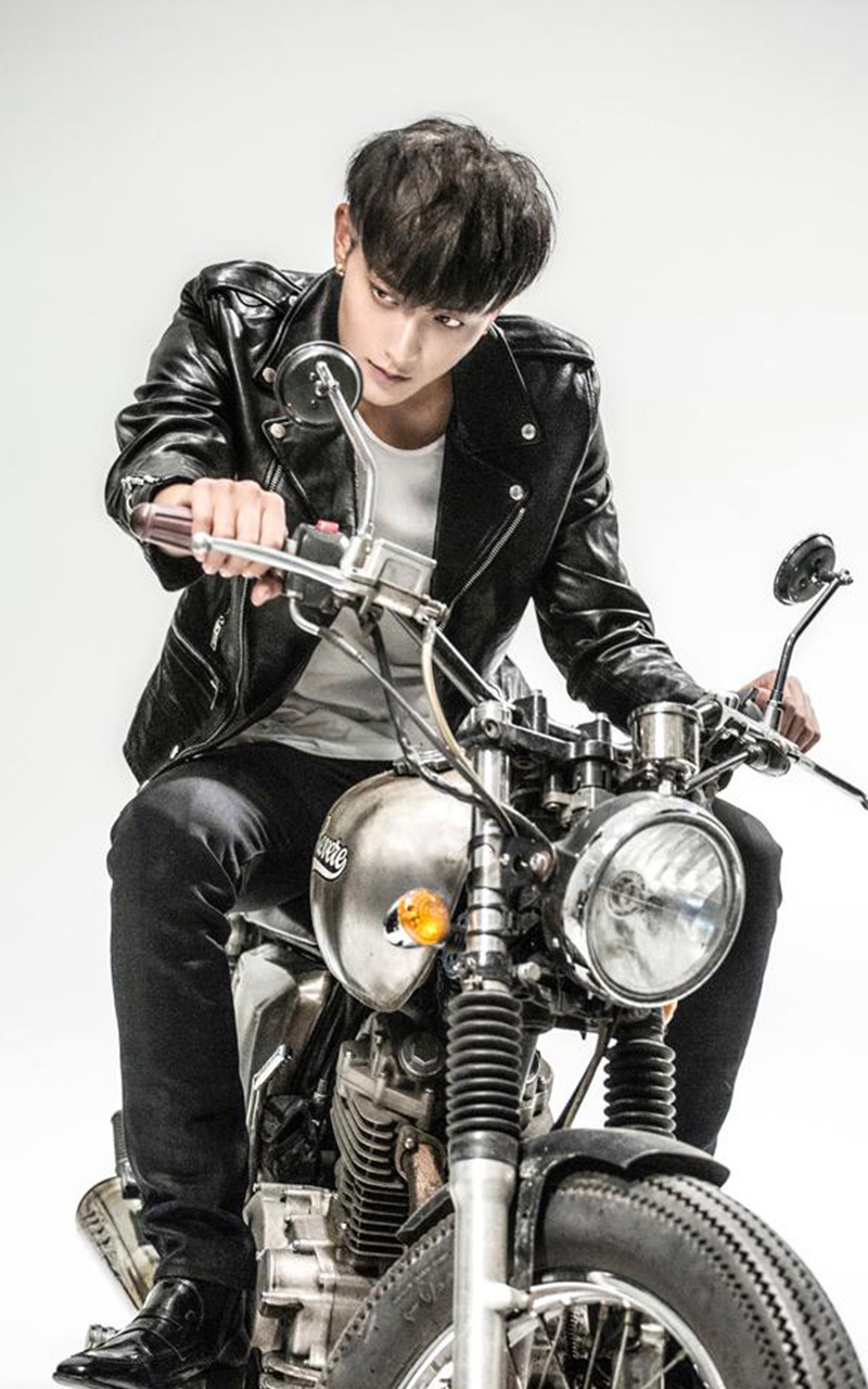 黄子韬机车皮衣写真,酷帅有型,气质绝佳