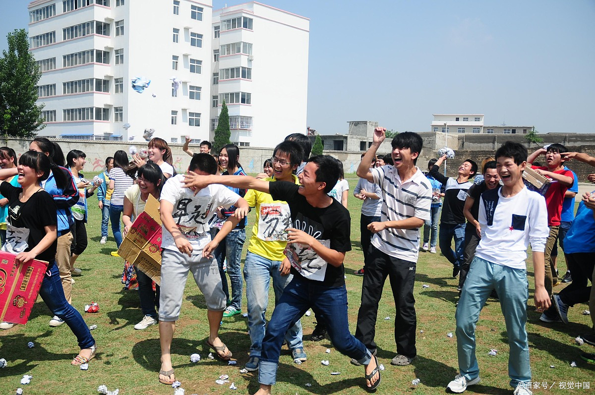 想象一下,阳光明媚的午后,校园里弥漫着轻松愉悦的氛围