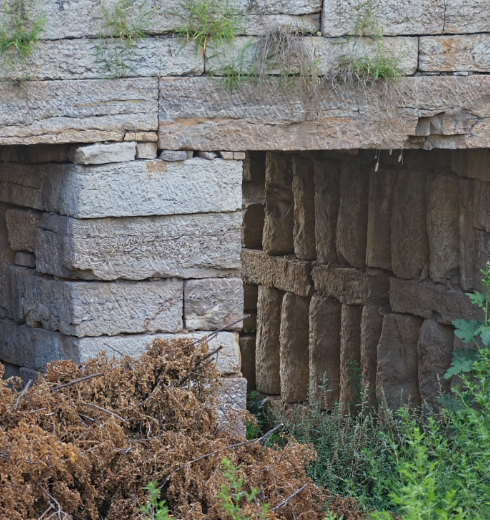 村中这座古石桥桥墩竟然用了360个石碌碡令人称奇!