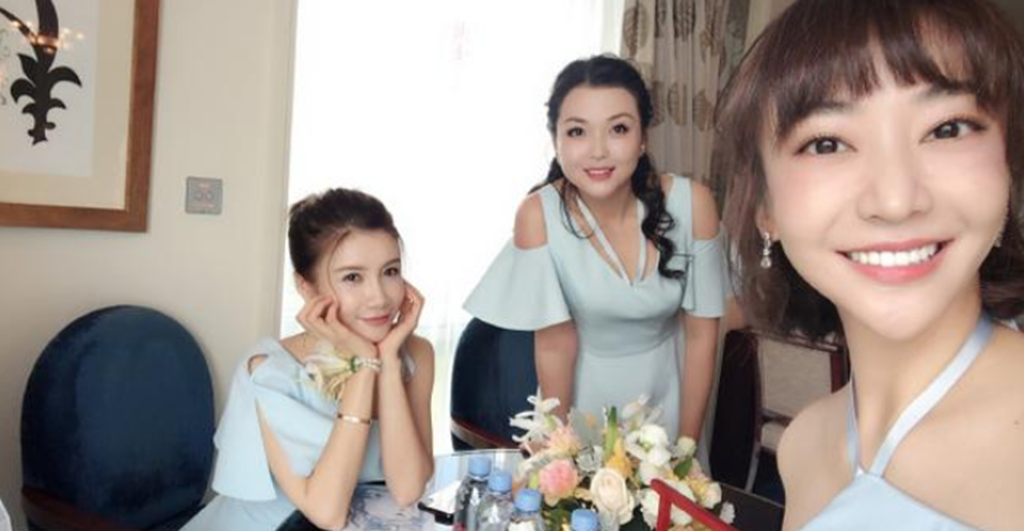 张馨予4个伴娘曝光,表姐和她长得一个样,捧花却被这位伴娘抢到