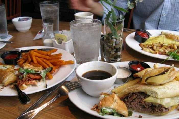 吃西餐时,服务员端来柠檬水的真正用途,不懂你就要闹笑话