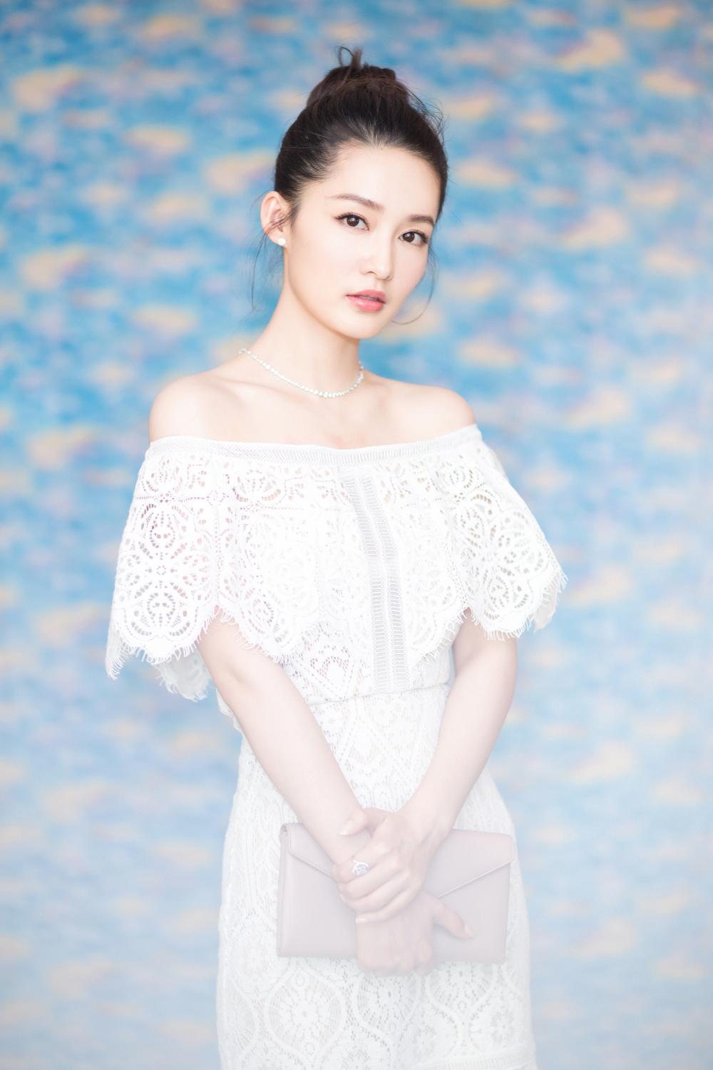 李沁和迪丽热巴分别是两种发型,体现她们不同性格!